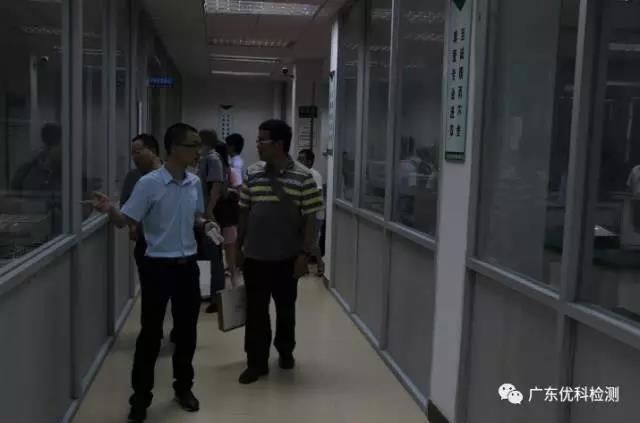 UK工程部總監(jiān)袁華剖析了優(yōu)科檢測認(rèn)證服務(wù)優(yōu)勢、現(xiàn)場解答客戶疑惑、帶領(lǐng)大家觀摩實驗室